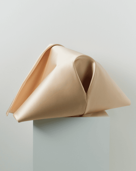 Llun o gornet ifori ar fodel.