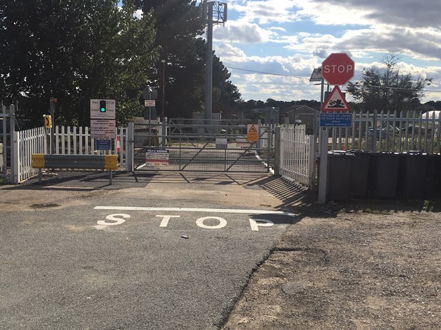 Routs level crossing ropens