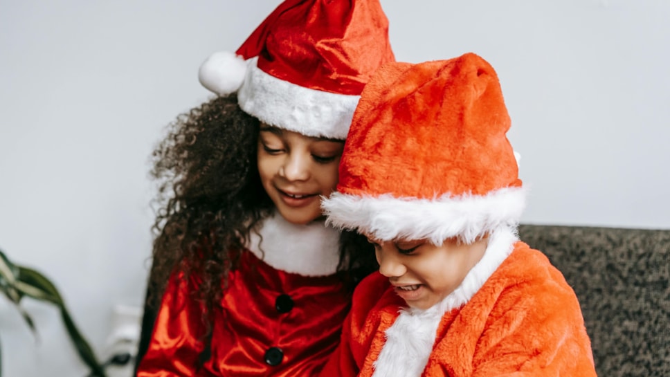 Children in Chirstmas hats