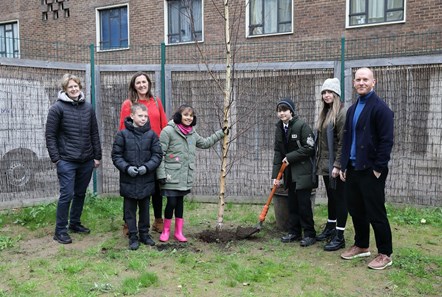 Pictured alongside Hugh Myddelton schoolchildren are (from left to right); Cllr Rowena Champion (Islington Council's Executive Member for Environment and Transport); Lucy Facer (Islington Clean Air Parents); Sarah-Jane Kennedy (Hugh Myddelton Primary School); Tim Barber (Associate Headteacher at Hug