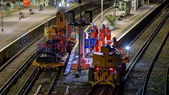 Brighton Main Line passengers reminded to check before they travel as engineers carry out vital reliability upgrades on the track between London and the south coast: Lewes-Replacing-a-Signal-Head-1035x545-900x600-c