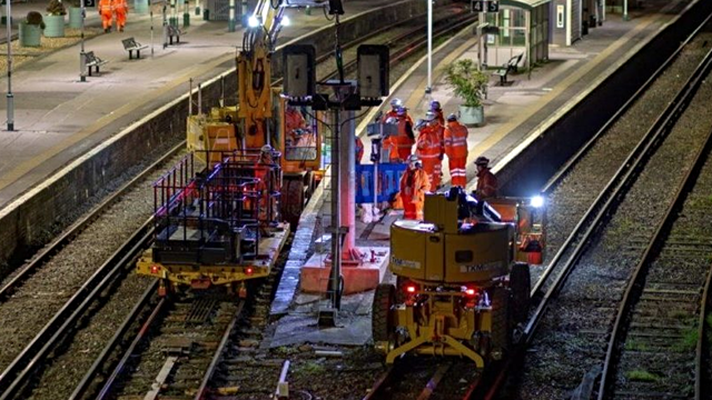 Lewes-Replacing-a-Signal-Head-1035x545-900x600-c: Lewes-Replacing-a-Signal-Head-1035x545-900x600-c