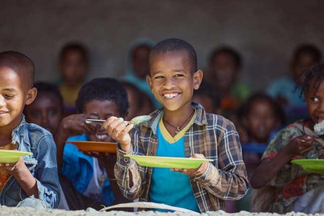 RS22812 Children enjoying their meal