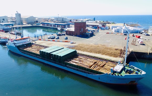 New west coast contract promotes timber transport by sea: First shipment of timber by sea from Troon harbour.