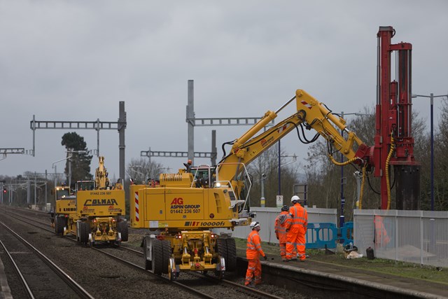 Investment in bigger, better railway in the Thames Valley and south west continues over spring bank holiday weekend: Electrification work in the Thames Valley