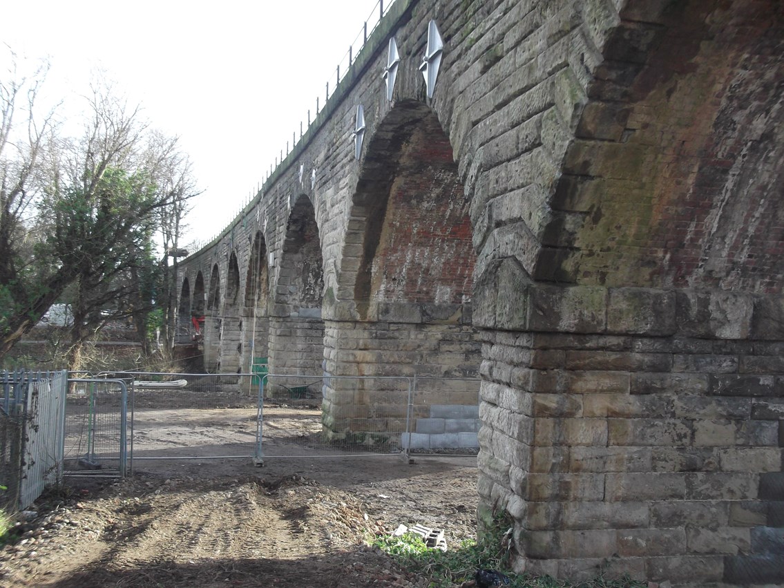 Milverton Viaduct, Leamington Spa: Photo showing the newly painted pattress plates