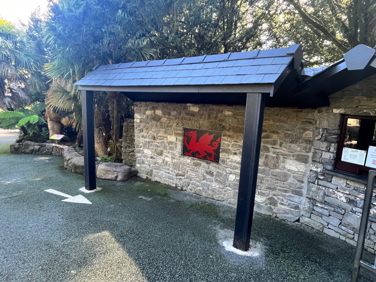 Ticket office shelter at Dan-Yr-Ogof
