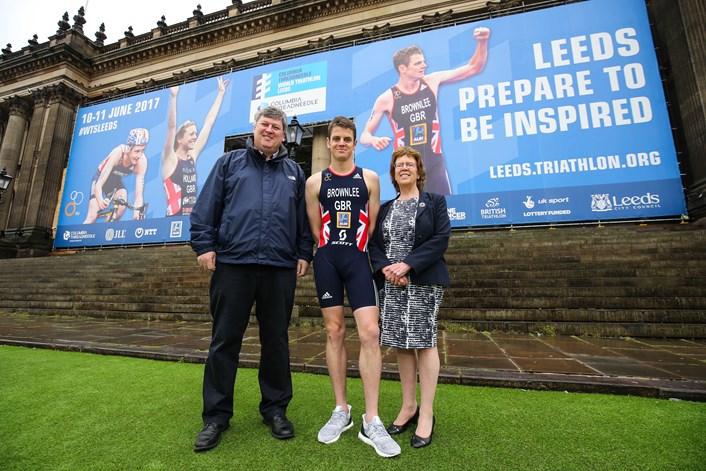 Jonny Brownlee celebrates one month to go until triathlon spectacular with city landmark takeover: creditpaimagescolumbiathreadneedleworldtriathlonleedseventdirec....jpg