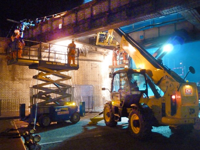 READING RAIL BRIDGE REMOVAL PREPARES GROUND FOR CHRISTMAS WORKS: Caversham Road bridge removal 18-09