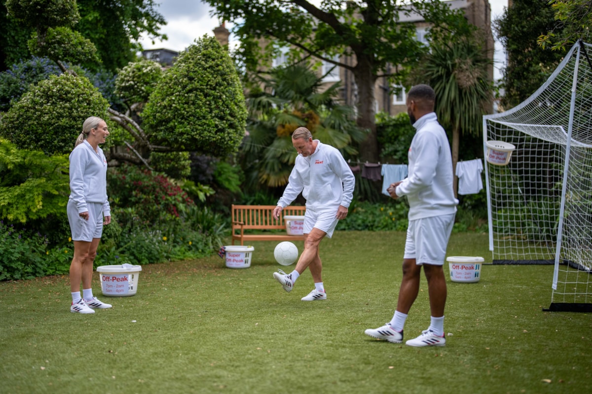 Toni Duggan, Ray Parlour and Jermain Defoe kick around in a garden helping footie fans to time their energy usage during off-peak and super off peak times.