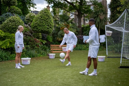 Toni Duggan, Ray Parlour and Jermain Defoe in a garden helping footie fans to save using electricity during off-peak & super-off peak times