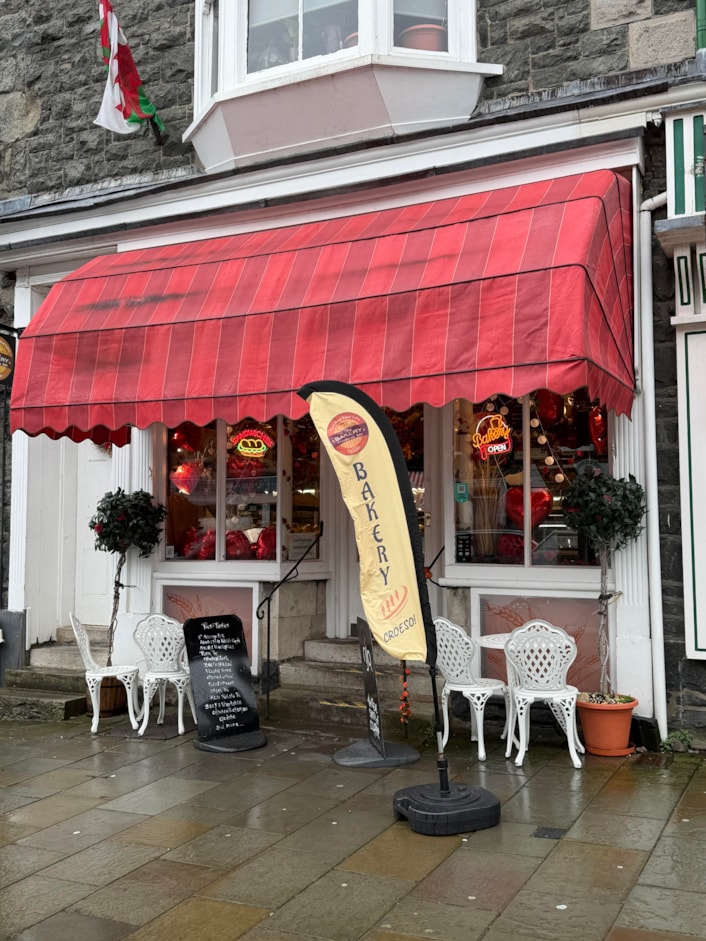 DD's Bakery window: DD's Bakery window