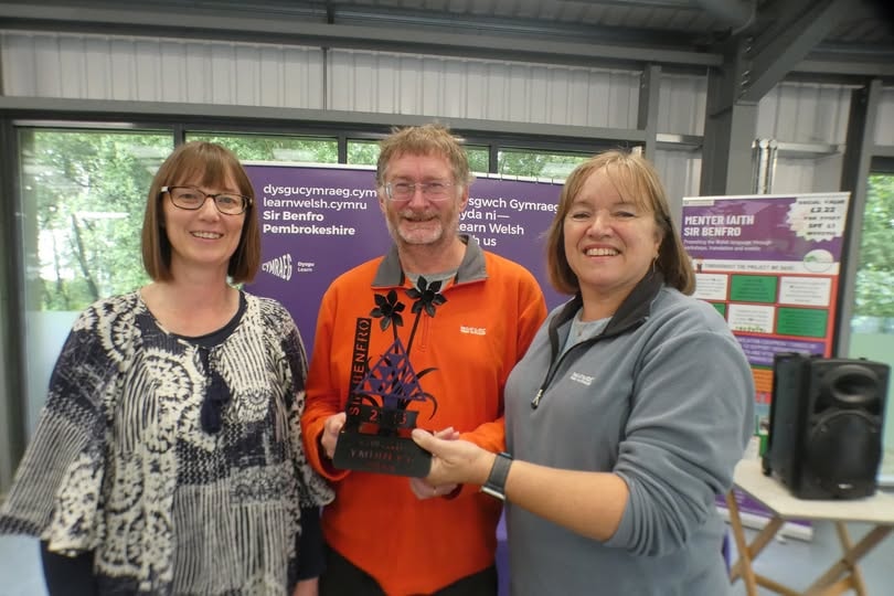 Julie a Tim Kirby Gwobr Ymderch Dda