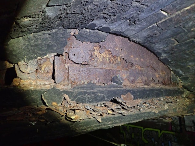 Corrosion on the old bridge before demolition