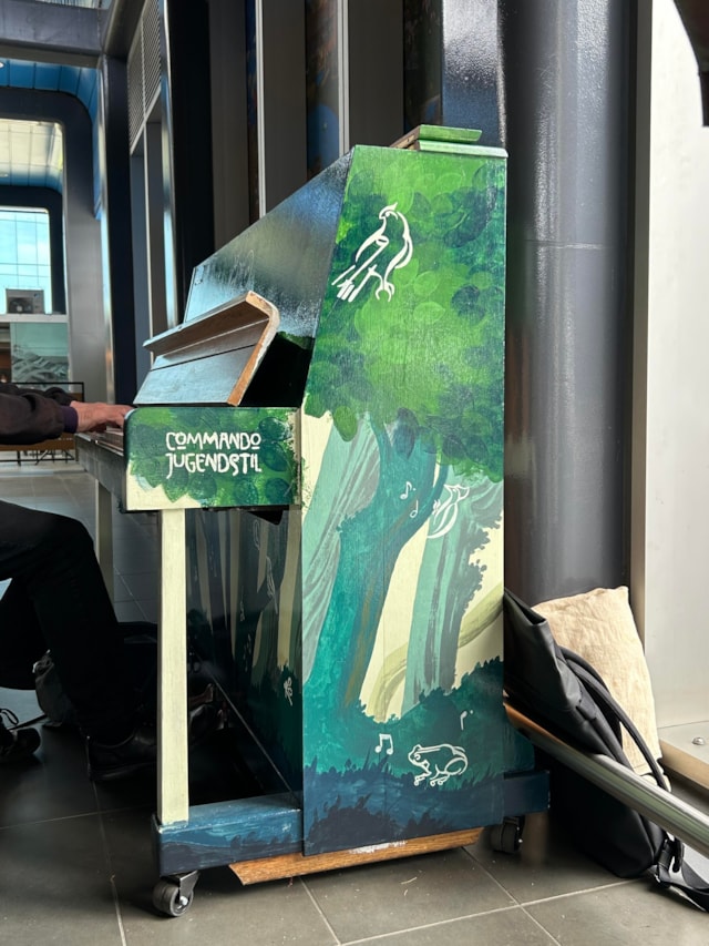 Reading station piano 4: Reading station piano 4