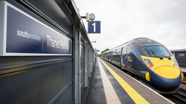 Southeastern train at Thanet Parkway: Southeastern train at Thanet Parkway