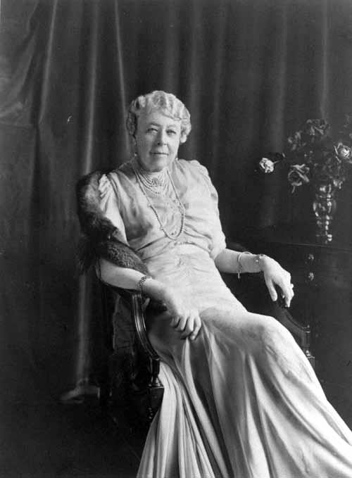 Mrs Laura Gwendolen Gascoigne: With a keen interest in garden design and extensive botanical knowledge, Mrs Laura Gwendolen Gascoigne started transforming Lotherton Hall's walled garden into an ‘old-fashioned’ garden in 1893, filled with rose beds and herbaceous borders with scented flowers, tender creepers and perennials.
Her hu