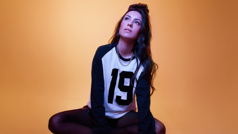 Amy Shark by Cybele Malinowski 201 EDIT Orange-1920x1080