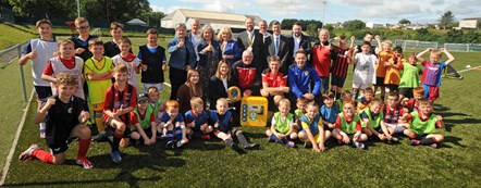 Bonnyton Thistle FC receives defibrillator equipment