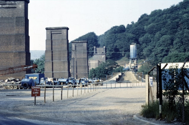 Taffs well walnut tree viaduct4 - credit John Bulpin: Taffs well walnut tree viaduct4 - credit John Bulpin