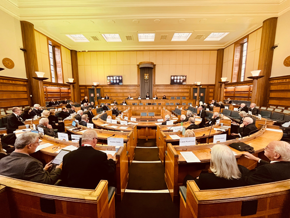 Councillors pay tribute to the Queen at extraordinary meeting: Extraordinary council meeting to pay tribute to Queen Elizabeth II