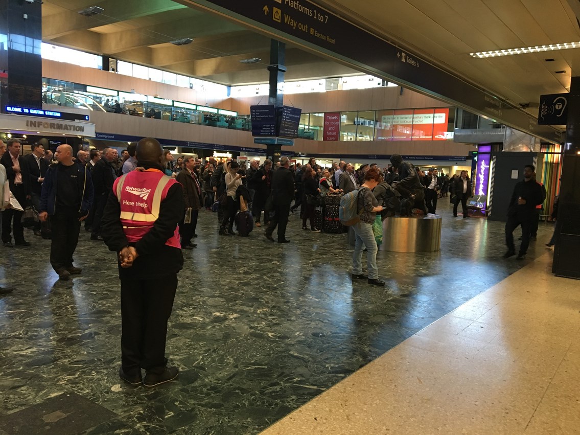 Rail industry pulls together to limit passenger impact of overhead wire damage: Euston station at 4.15pm on 5 April 2016