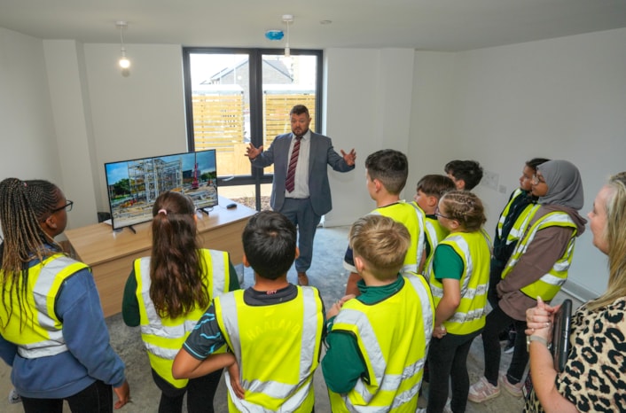 Talk-33: Alan Neal (senior project manager, Wates) speaks to pupils from Seacroft's Beechwood Primary School at the event.