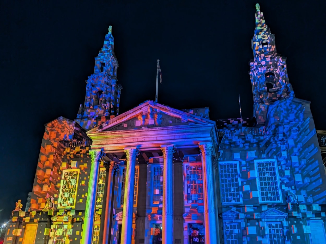 In Dual Light -  Nele Fack & Niels Blondeel: On Leeds Civic Hall, Belgian artists Nele Fack and Niels Blondeel were inspired by the mathematical idea of duality. The piece explores how two apparently different things can be alternative expressions of the same underlying form.