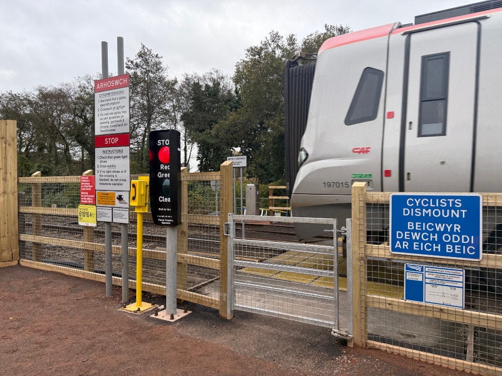 BrynYGwynonFootpathCrossing