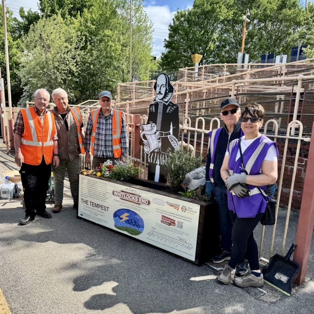 Volunteers installing Whitlocks End Shakespeare statue: Volunteers installing Whitlocks End Shakespeare statue