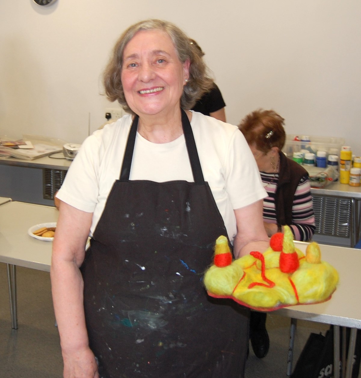 Julie with her felt sculpture (003)