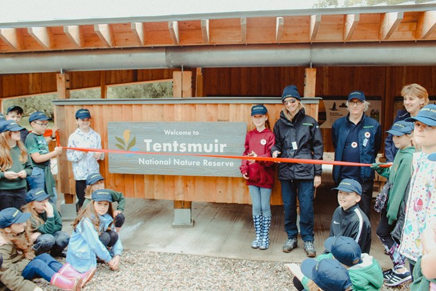 Tentsmuir Pavilion opening with SNH CEO Francesca Osowska, Tom Cunningham and Newport Primary pupils - credit SNH