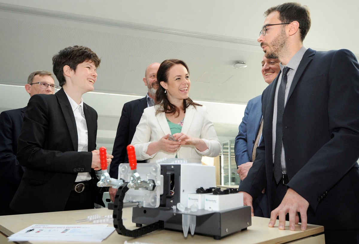(L-R) Dr Maiwenn Kersaudy-Kerhoas, Kate Forbes MSP & Dr Antonio Liga (Natantis): Natalis