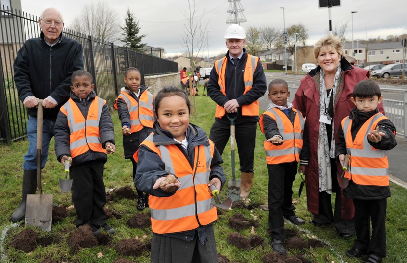 Pupils add grand splash of colour to housing regeneration project: dsc-2857a.jpg