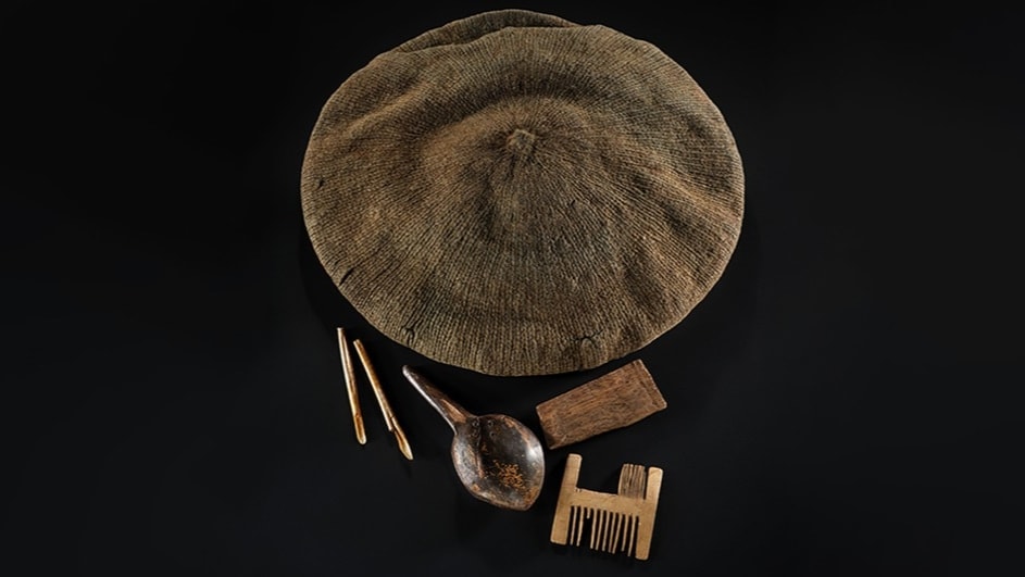 Knitted bonnet and personal belongings discovered on Arnish Moor, Lewis, 18th century. Image National Museums Scotland RESIZE-2