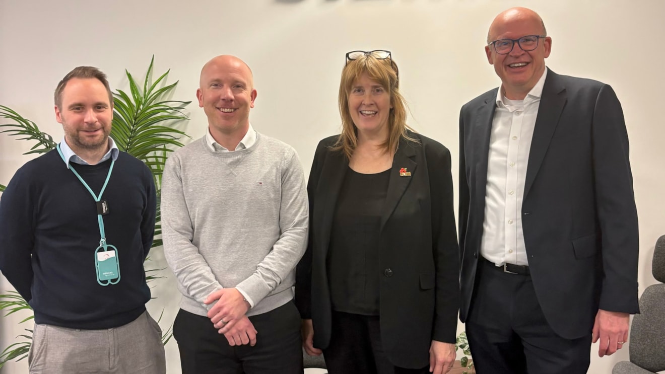 Siemens Mobility’s Croydon facility receives visit from Croydon West MP: Group photo at Croydon