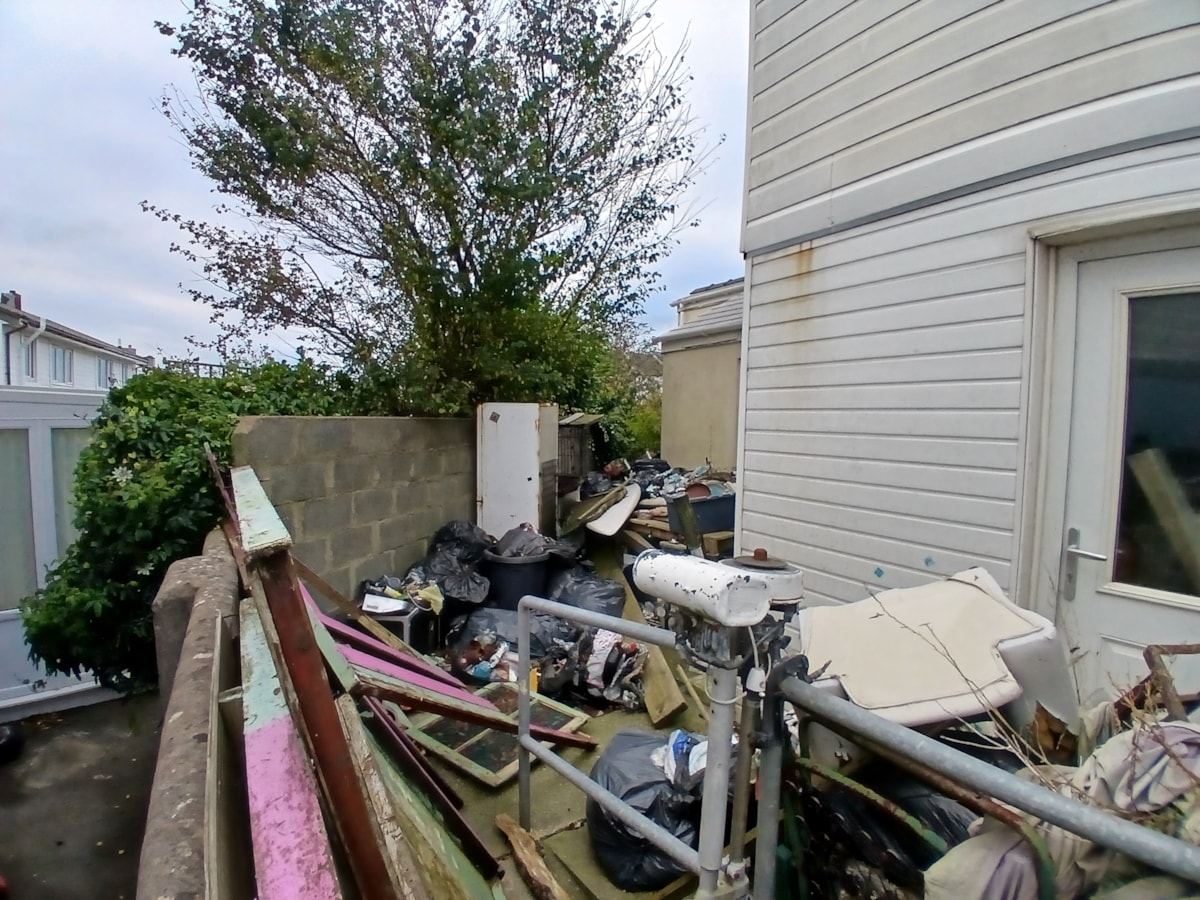 Rubbish court case - achos llys sbwriel