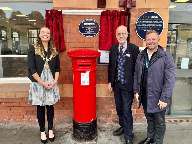 Plaque unveiled at Kettering station to mark heritage award win: Cllr Fedorowycz, Andy Savage and Colin Ramshall alongside the Kettering heritage plaque (1)