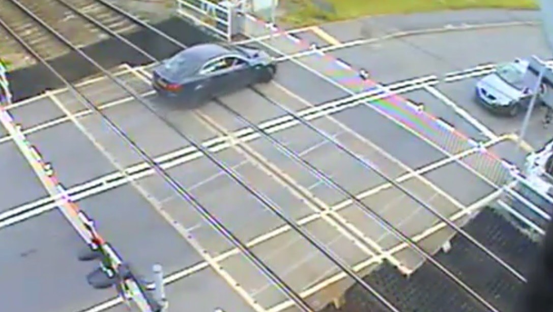 Portobello Juntion Level crossing trapped car
