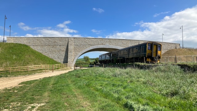 GWR train passing under Nansledan bridge: GWR train passing under Nansledan bridge