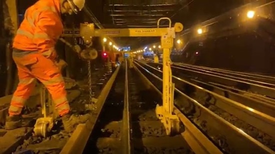 COMPLETED: Thameslink route through central London reopened following track replacement works over Christmas: Lifting rail in Thameslink tunnels