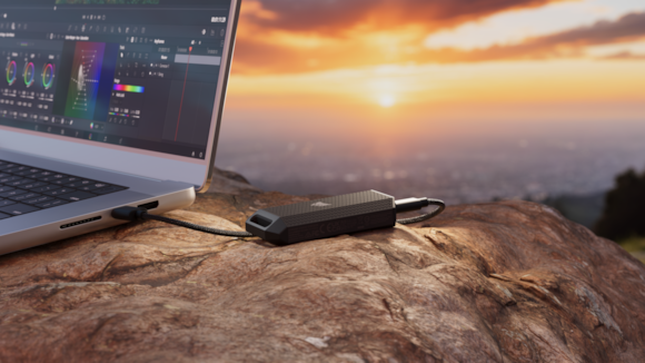 CORSAIR dodaje do swojej oferty pamięci masowych solidną wydajność i wygodę mobilną: EX400U SURVIVOR EX300U Image1