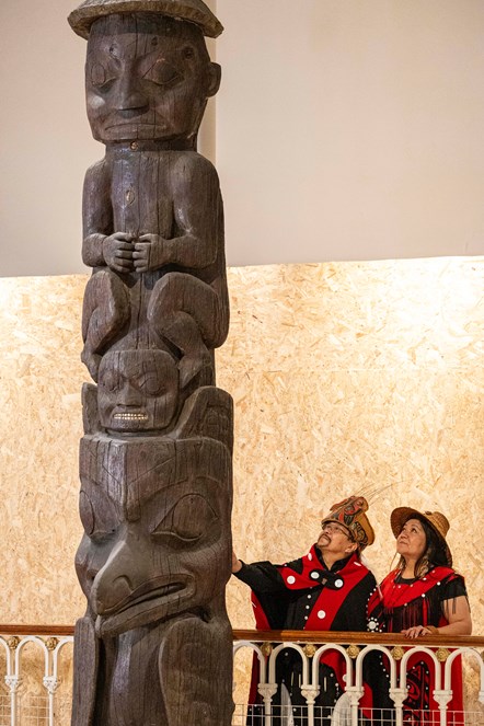 Delegates from the Nisga’a Nation (Pamela Brown and Chief Ni’isjoohl) with the Ni’isjoohl Memorial Pole. Image credit Duncan McGlynn (3)
