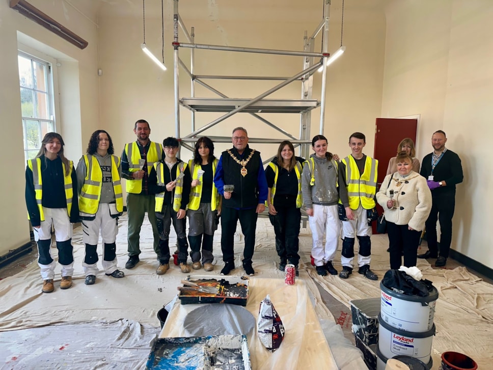 paint brushes Mayor and students, BR volunteers