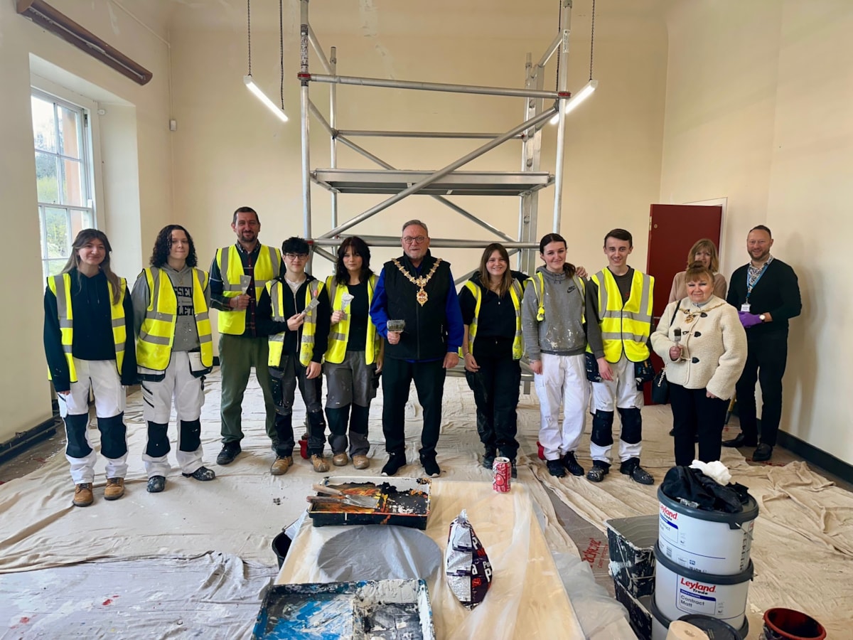 paint brushes Mayor and students, BR volunteers