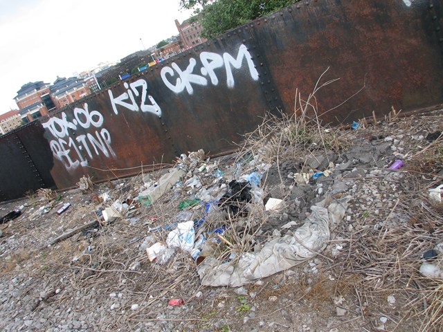 Litter and graffiti line side - Bristol Temple Meads: Bristol Temple Meads - one mile clean up either side of the station, 31 July 2006

