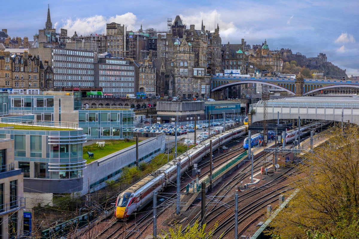 LNER Azuma at Edinburgh Waverley Station 2