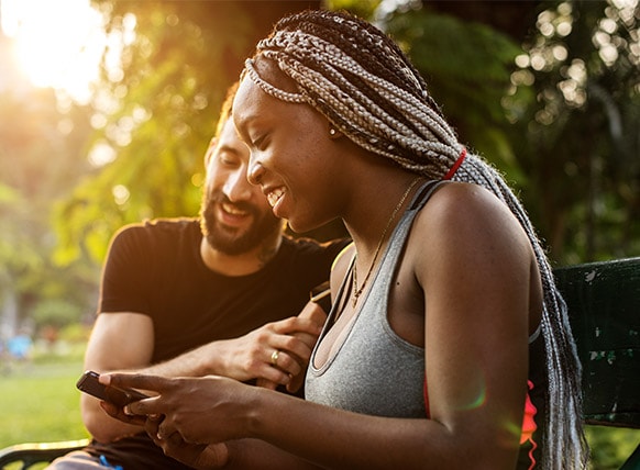 couple-phones-text-and-image-desktop