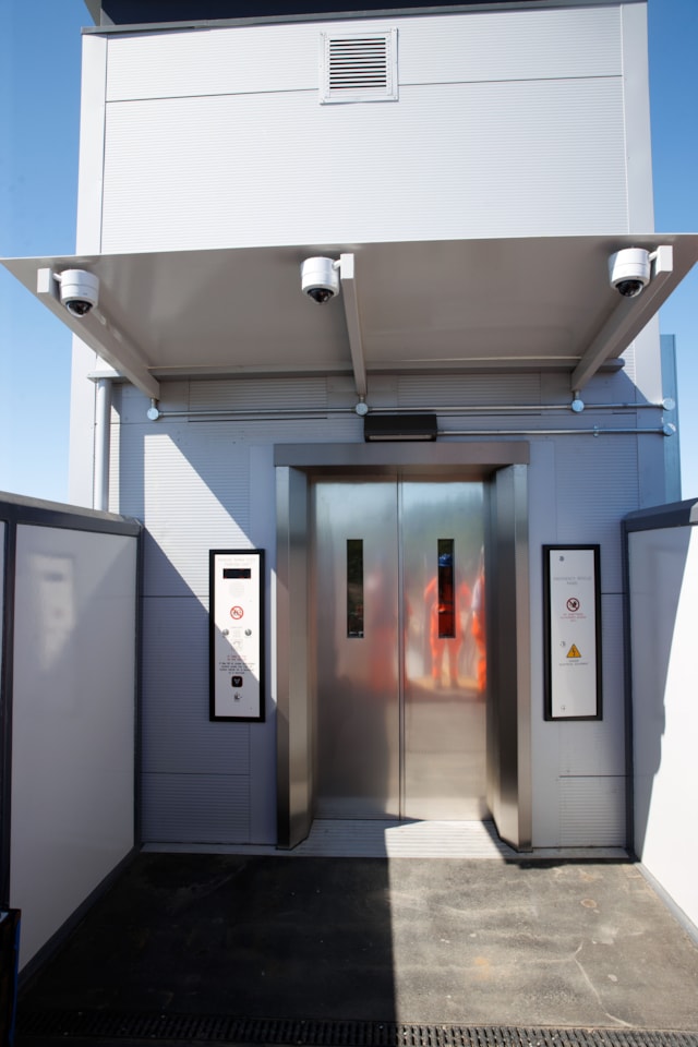 Lift at Hairmyres station: Lift at Hairmyres station