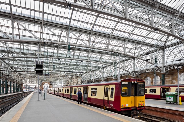 Glasgow Central - train at platform with guard